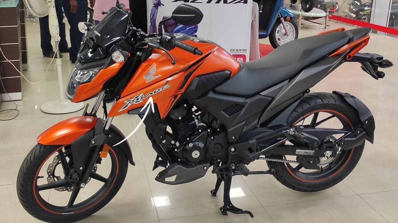 Apache जैसी स्पोर्ट्स बाइक से ज्यादा पावर और फीचर्स चाहिए? जानिए Honda X-Blade की कीमत, इंजन, माइलेज और एडवांस फीचर्स के बारे में, जो इसे एक बेहतरीन विकल्प बनाते हैं।