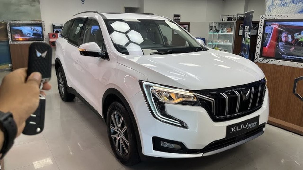 Mahindra XUV700 एक पावरफुल और स्टाइलिश SUV है, जो एडवांस फीचर्स, लग्जरी केबिन और बेहतरीन परफॉर्मेंस के साथ आती है।