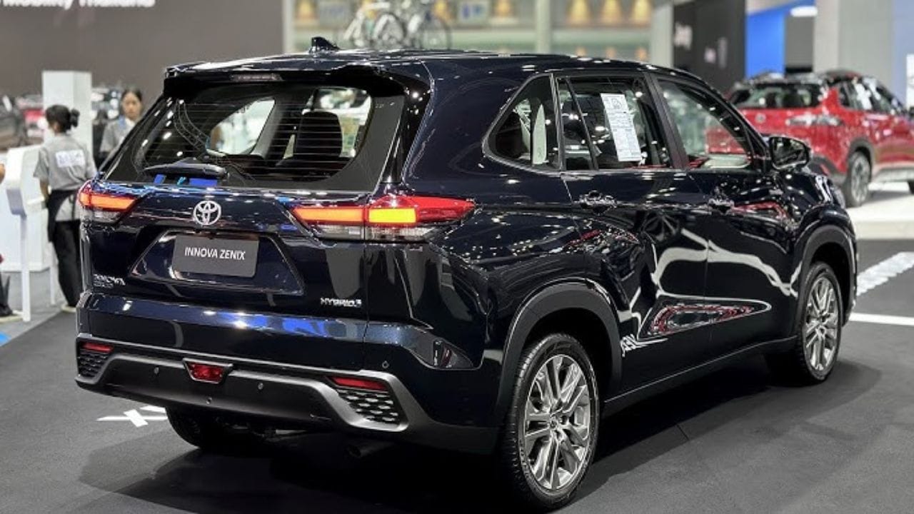 Toyota Innova Zenix एक शानदार हाइब्रिड एमपीवी है, जो दमदार इंजन, लक्जरी इंटीरियर और एडवांस सेफ्टी फीचर्स के साथ आती है। जानिए इसकी कीमत, माइलेज और सभी फीचर्स की पूरी जानकारी।