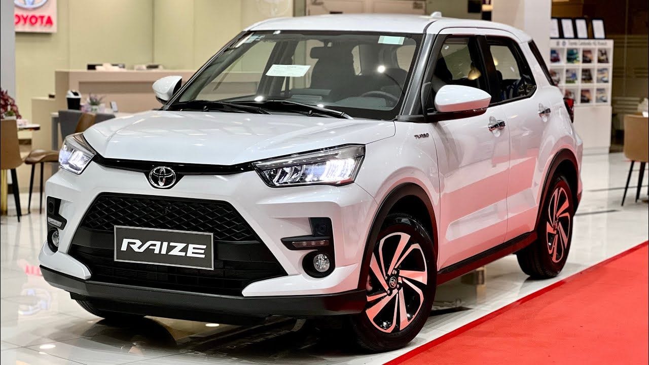 Toyota Raize एक स्टाइलिश और दमदार कॉम्पैक्ट SUV है।