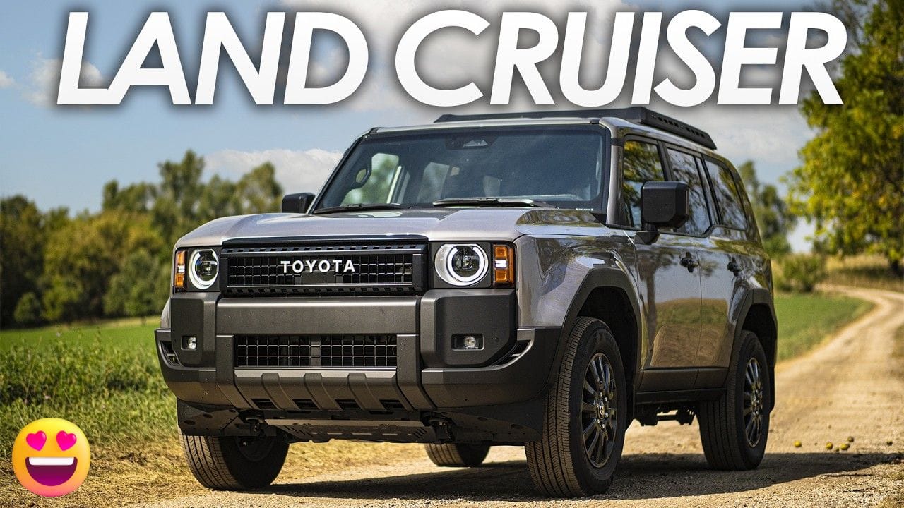 Toyota Land Cruiser एक लक्ज़री SUV है जो दमदार इंजन, ऑफ-रोडिंग कैपेबिलिटी और एडवांस फीचर्स के साथ आती है।