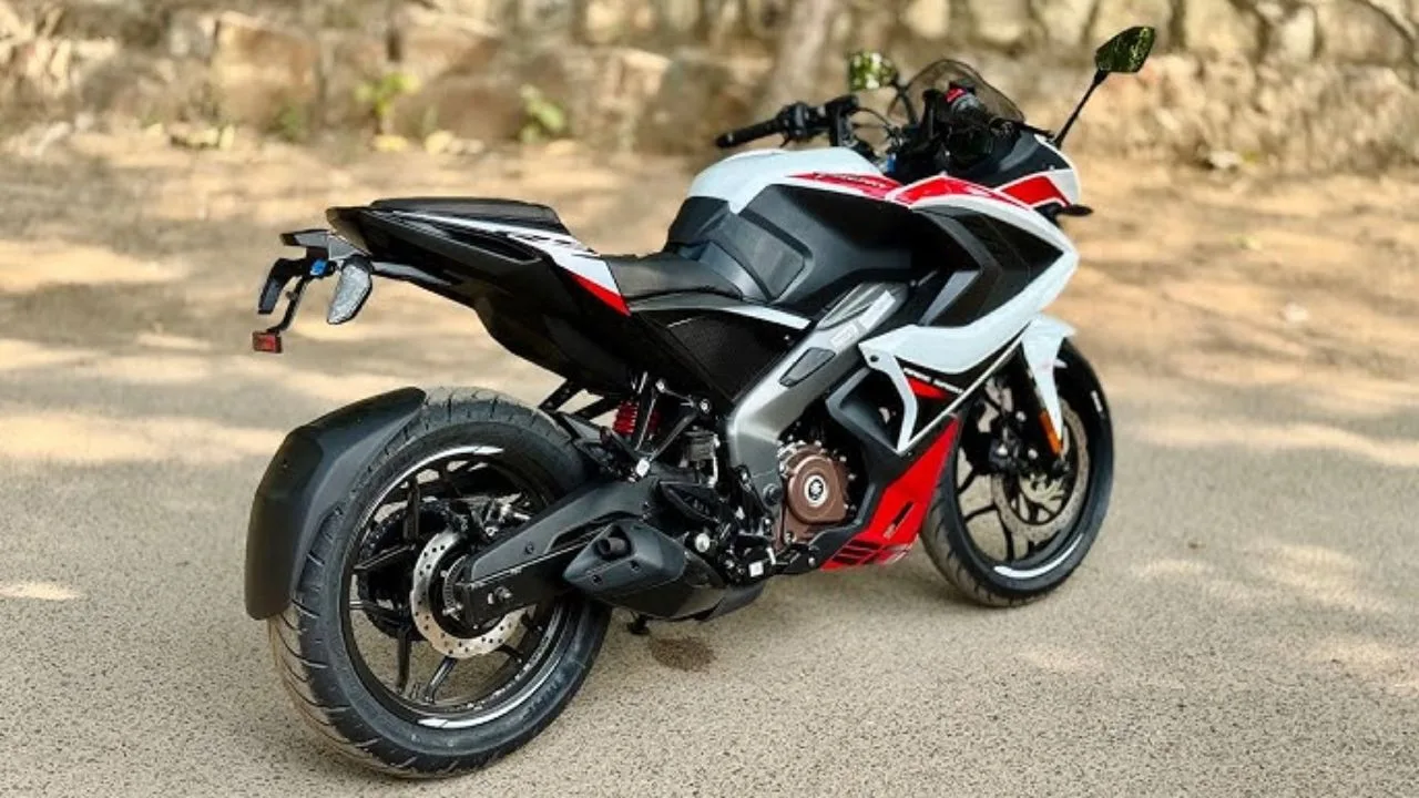 अब सिर्फ ₹22,000 की डाउनपेमेंट पर घर लाएं Bajaj Pulsar RS200, कमाल का  परफॉर्मेंस और नए फीचर्स के साथ जानें कीमत