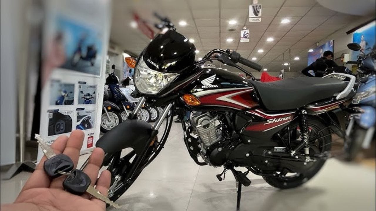 अगर आप एक ऐसी बाइक ढूंढ रहे हैं जो स्टाइलिश, भरोसेमंद और बजट फ्रेंडली हो, तो Honda Shine 100 आपके लिए एक बेहतरीन विकल्प हो सकती है। जानिए कीमत, माइलेज और फीचर्स।