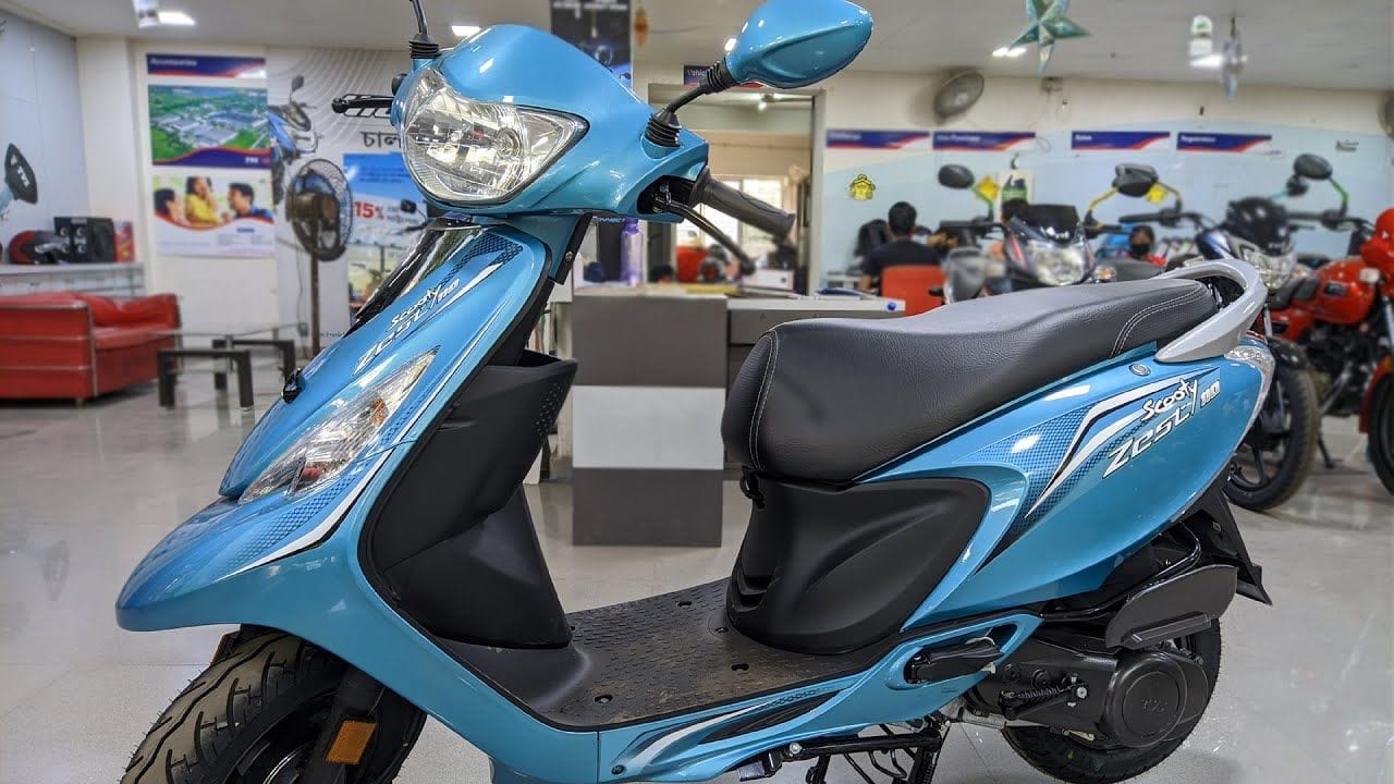 TVS Zest 110 एक हल्की, स्टाइलिश और फीचर-लोडेड स्कूटी है जो खासतौर पर लड़कियों के लिए डिज़ाइन की गई है। जानिए इसकी कीमत, फीचर्स और परफॉर्मेंस डिटेल्स।