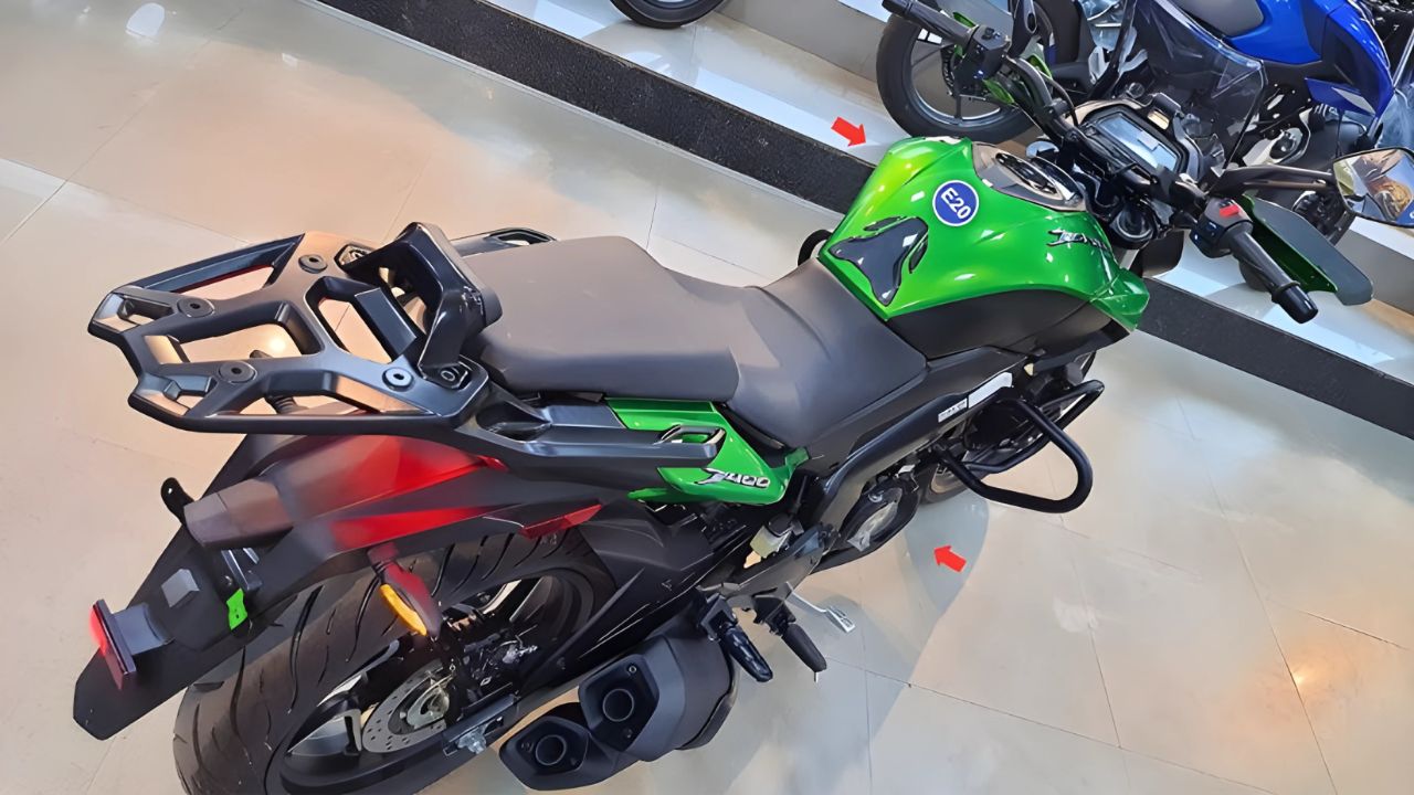 Bajaj Dominar 400 भारत में लॉन्च हो चुकी है। इसमें पावरफुल 373cc इंजन, LED हेडलैंप्स, डिजिटल कंसोल और एडवांस सस्पेंशन सिस्टम मिलता है। जानें कीमत और EMI प्लान।
